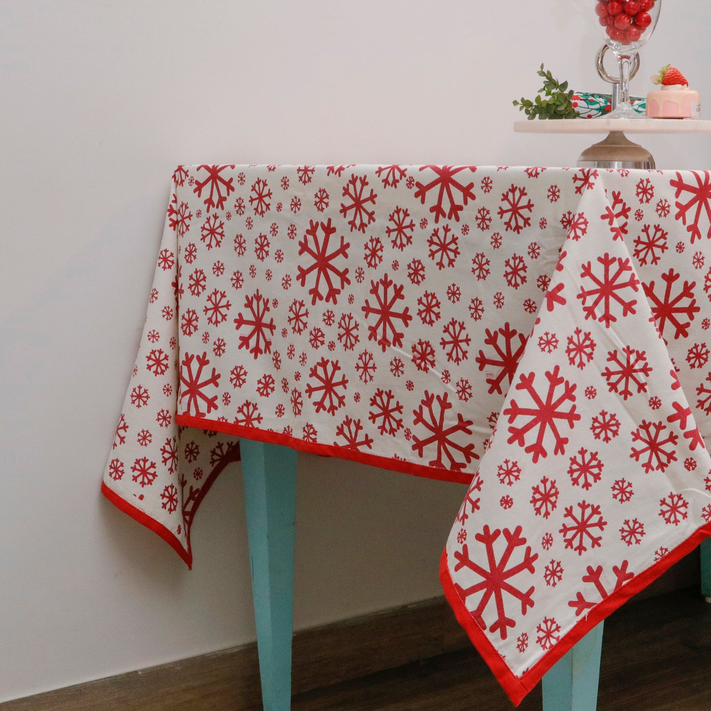 Red Snowflake Cotton Tablecloth – Festive Dining Decor