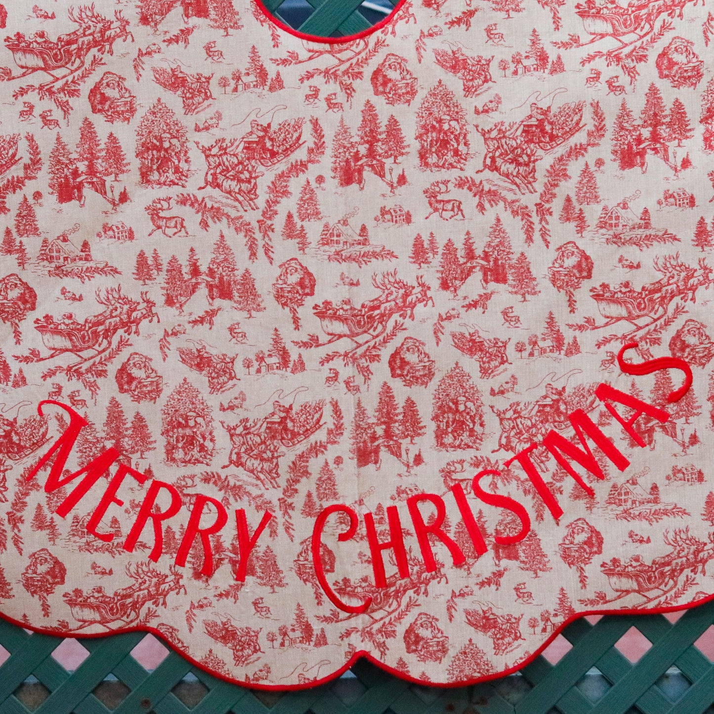 Scalloped Red Xmas Tree Skirt