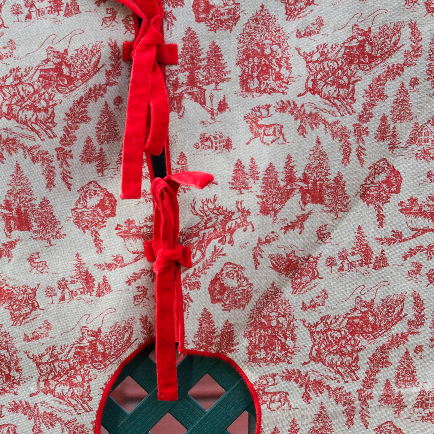 Scalloped Red Xmas Tree Skirt