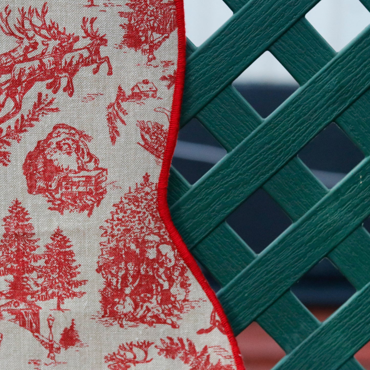 Scalloped Red Xmas Tree Skirt