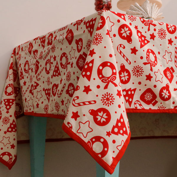 Festive Red & White Christmas Tablecloth – 6-seater