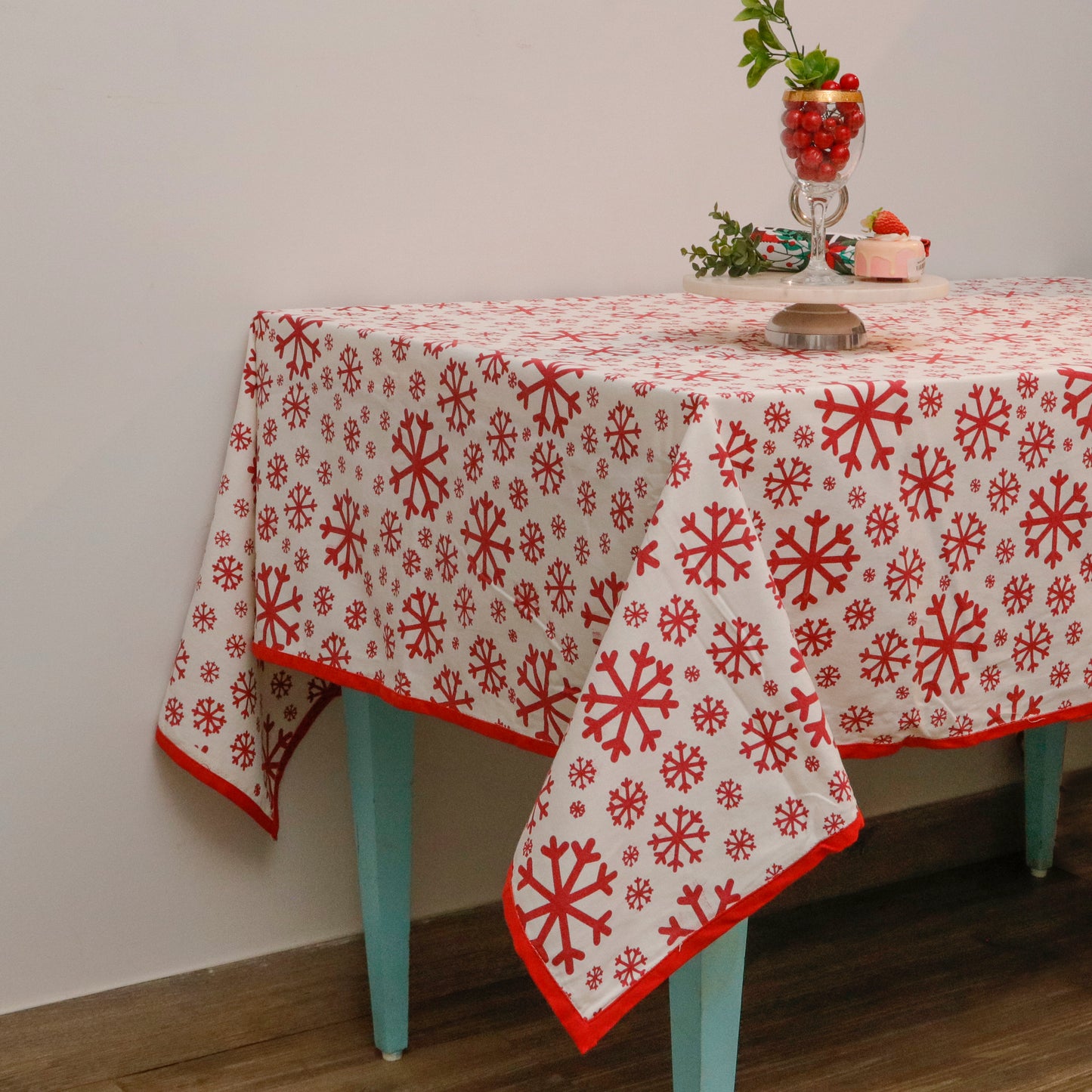 Red Snowflake Cotton Tablecloth – Festive Dining Decor
