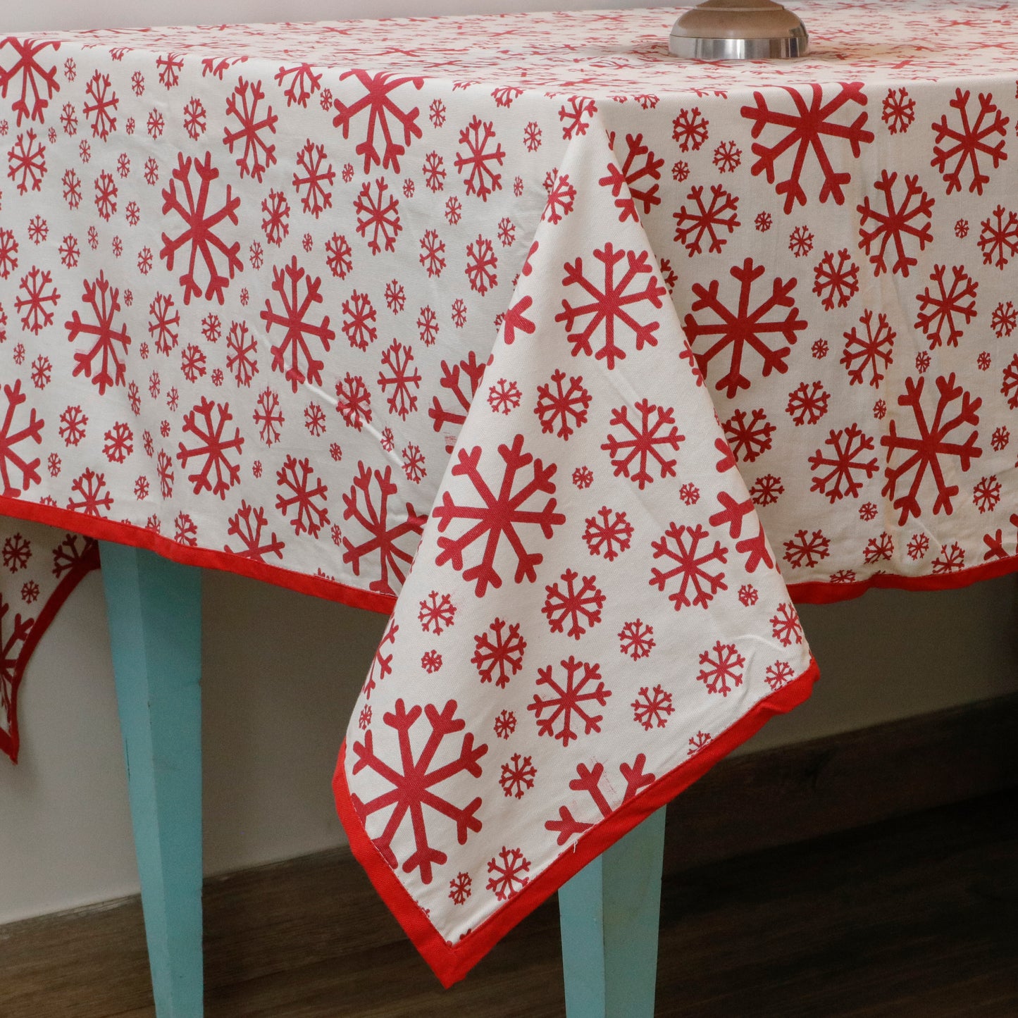 Red Snowflake Cotton Tablecloth – Festive Dining Decor
